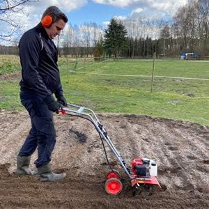 Hecht Rasenmäher, 25 cm, Rot/Schwarz/Silber, Benzin Gartenhacke Effektive Bodenbearbeitung mit, 2-Takt Motor, 16 Harte Messer